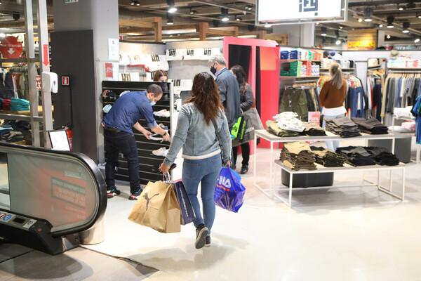 Πρώτη ημέρα επαναλειτουργίας των mall: Μάσκες, αποστάσεις και μέτρα