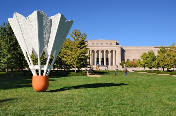 Claes Oldenburg και Coosje van Bruggen: Ο υπερφυσικός κόσμος ενός δυναμικού ντουέτου της τέχνης σε μια μεγάλη έκθεση