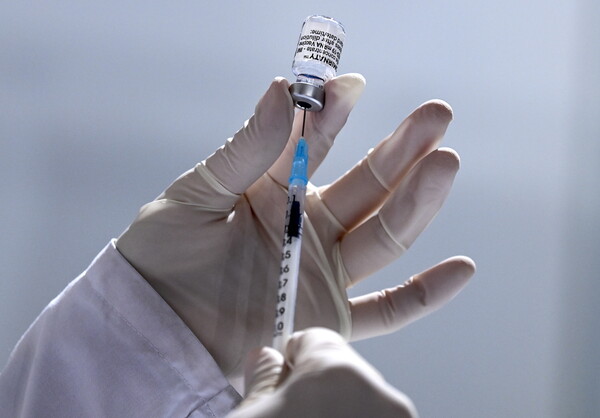 Κορωνοϊός: Ξεπέρασαν το ένα δισεκατομμύριο οι εμβολιασμοί σε όλο τον κόσμο 