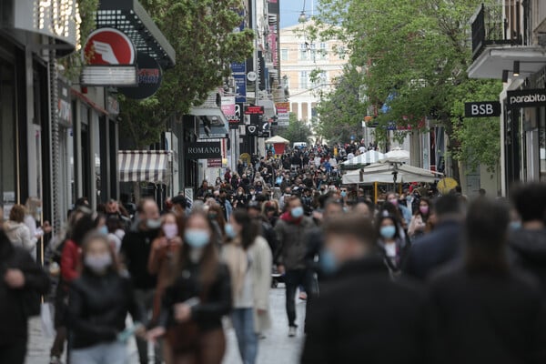 «Ανεβάζει ρυθμούς» η αγορά - Πλήθος κόσμου στην Ερμού