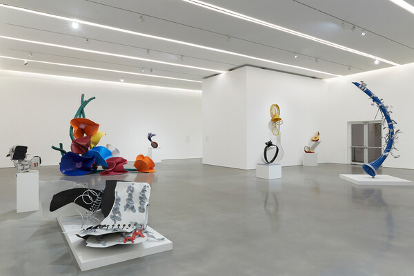 Claes Oldenburg και Coosje van Bruggen: Ο υπερφυσικός κόσμος ενός δυναμικού ντουέτου της τέχνης σε μια μεγάλη έκθεση