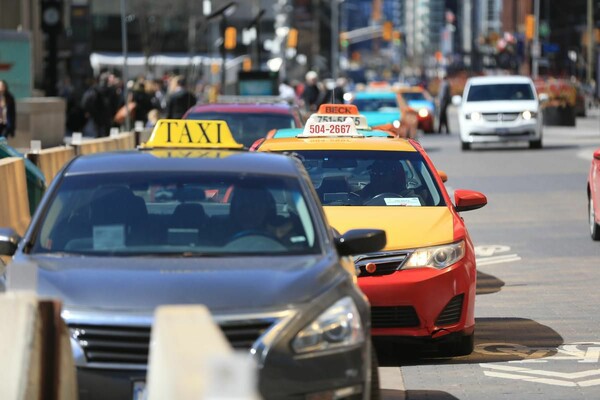 Οι Καναδοί επιλέγουν ταξί και λιμουζίνες για να αποφύγουν την καραντίνα