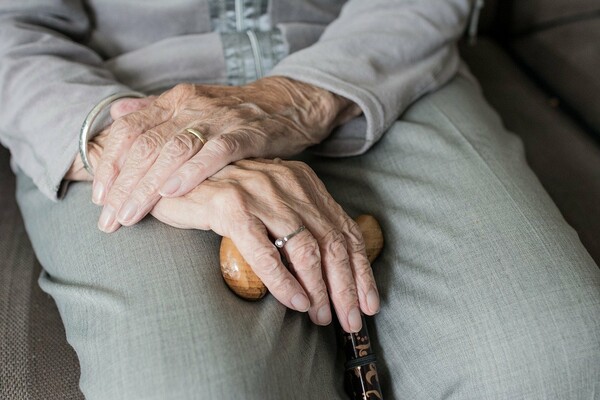 Γηροκομείο στα Χανιά: Καταγγελίες για κακοποίηση ηλικιωμένων και ύποπτες μεταβιβάσεις ακινήτων