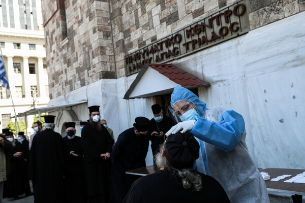 Πάσχα: Με rapid test οι ιερείς στις εκκλησίες – Ουρές έξω από τις Μητροπόλεις Αθηνών και Πειραιά