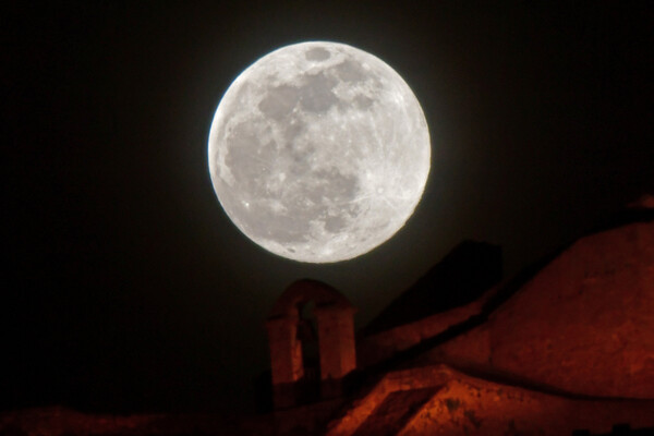 Στον ουρανό το «ροζ φεγγάρι»: Εικόνες από την πρώτη υπερπανσέληνος του 2021