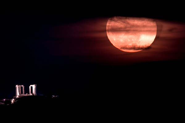 «Ροζ» φεγγάρι: Η πρώτη «υπερπανσέληνος» του 2021 μέσα από εντυπωσιακές εικόνες