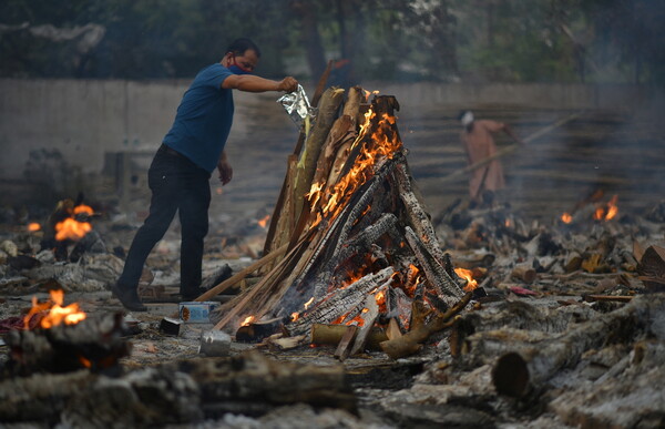 Αυτοσχέδια κρεματόρια στην Ινδία που σαρώνει ο κορωνοϊός- Καύση νεκρών ακόμη και σε πάρκινγκ