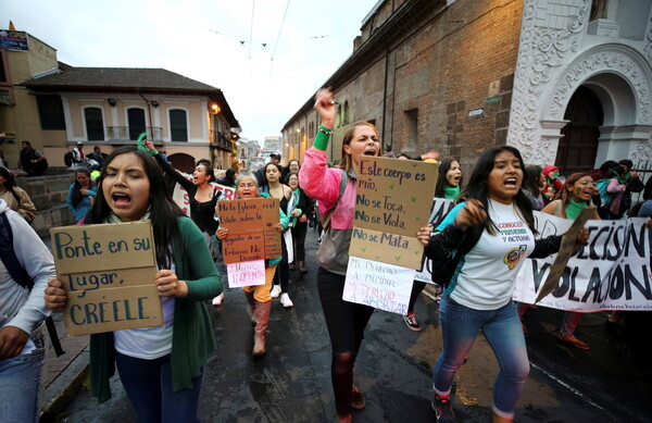 Ισημερινός: Αποποινικοποιήθηκαν οι αμβλώσεις σε περίπτωση βιασμού