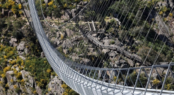 Πορτογαλία: Αυτή είναι η μακρύτερη κρεμαστή πεζογέφυρα στον κόσμο (Βίντεο)