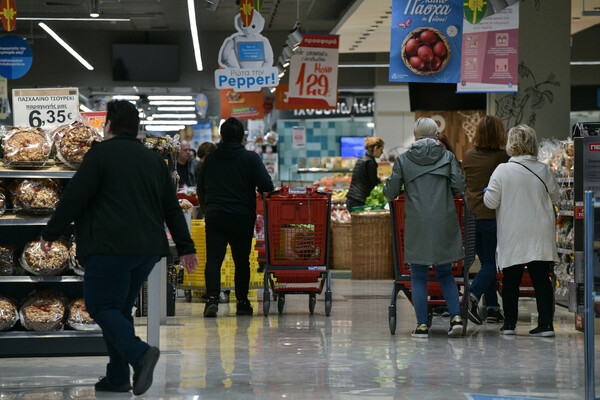 Εορταστικό ωράριο: Πώς θα λειτουργήσουν τα καταστήματα Μ. Παρασκευή και Μ. Σάββατο 