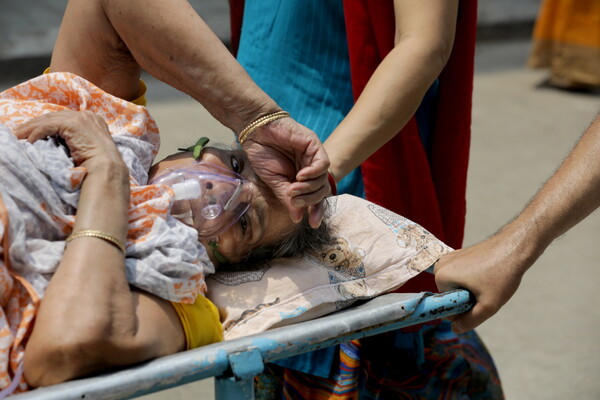 Νέο παγκόσμιο ρεκόρ κρουσμάτων στην Ινδία - Κλείνουν εμβολιαστικά κέντρα ελλείψει αποθεμάτων
