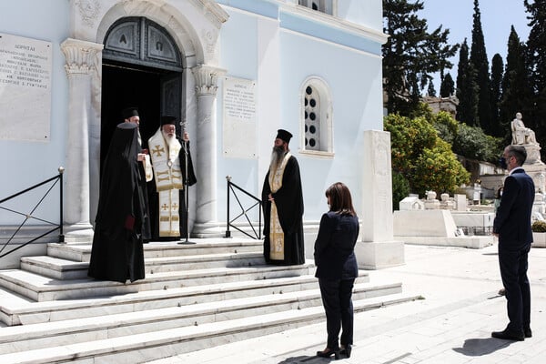 Η ΠτΔ στην επιμνημόσυνη δέηση για τα θύματα της πανδημίας στην Ελλάδα