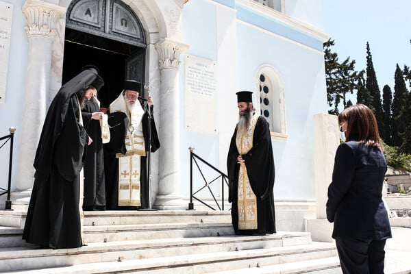 Η ΠτΔ στην επιμνημόσυνη δέηση για τα θύματα της πανδημίας στην Ελλάδα