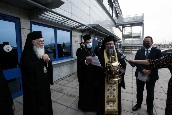 To Άγιο Φως έφτασε στην Ελλάδα: Χωρίς τιμές αρχηγού κράτους η υποδοχή του (Βίντεο)