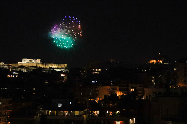 H διαφορετική Ανάσταση λόγω πανδημίας: Φώτισε από τα πυροτεχνήματα ο ουρανός της Αθήνας - Εντυπωσιακές εικόνες