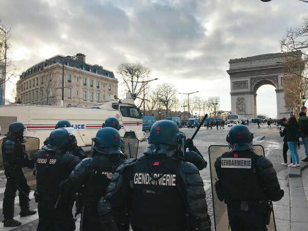 «Στρατηγοί με παντόφλες» ονειρεύονται πραξικόπημα στη Γαλλία