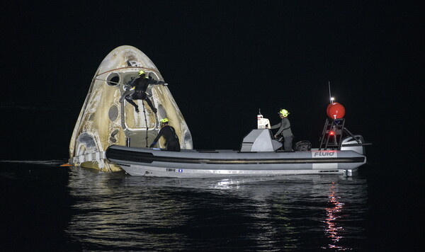 Η κάψουλα της SpaceX επέστρεψε στη Γη με 4 αστροναύτες - Πρώτη νυχτερινή προσθαλάσσωση για τη NASA από το 1968