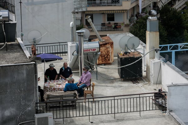 Ένα διαφορετικό Πάσχα: Σούβλισμα σε ταράτσες και μπάνια στη θάλασσα (εικόνες)