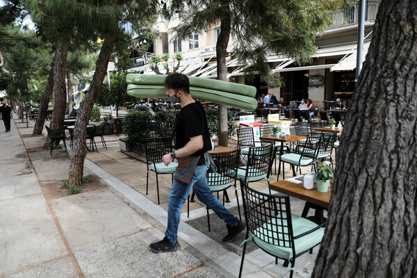 Οι καρέκλες στην θέση τους, όχι πάνω στα τραπέζια: Εικόνες από την πρώτη ημέρα με ανοικτά cafe και εστιατόρια