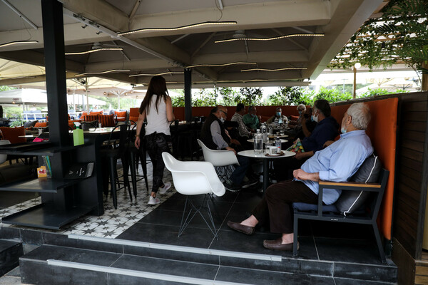 Οι καρέκλες στην θέση τους, όχι πάνω στα τραπέζια: Εικόνες από την πρώτη ημέρα με ανοικτά cafe και εστιατόρια