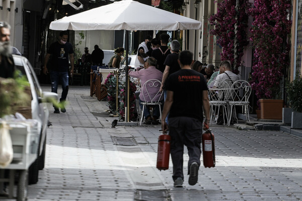 Οι καρέκλες στην θέση τους, όχι πάνω στα τραπέζια: Εικόνες από την πρώτη ημέρα με ανοικτά cafe και εστιατόρια