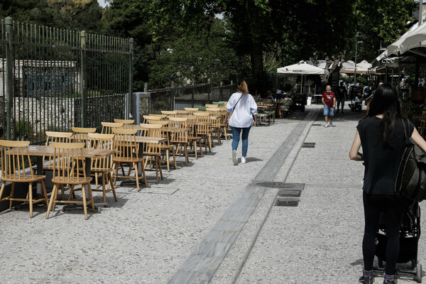 Καφέδες στα τραπέζια: Οι πρώτοι πελάτες στα cafe και τα εστιατόρια (ΕΙΚΟΝΕΣ)