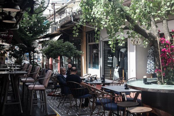 Καφέδες στα τραπέζια: Οι πρώτοι πελάτες στα cafe και τα εστιατόρια (ΕΙΚΟΝΕΣ)