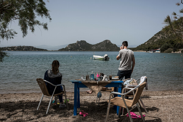 Οι καλοκαιρινές θερμοκρασίες «οδήγησαν» τον κόσμο στη θάλασσα- Βουτιές και ηλιοθεραπεία στις παραλίες