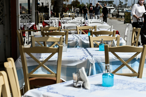 Οι καρέκλες στη θέση τους κι όχι πάνω στα τραπέζια: Οι πρώτοι πελάτες στα cafe και τα εστιατόρια (ΕΙΚΟΝΕΣ)