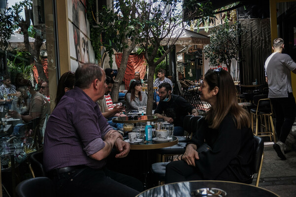 Καφέδες στα τραπέζια: Οι πρώτοι πελάτες στα cafe και τα εστιατόρια (ΕΙΚΟΝΕΣ)