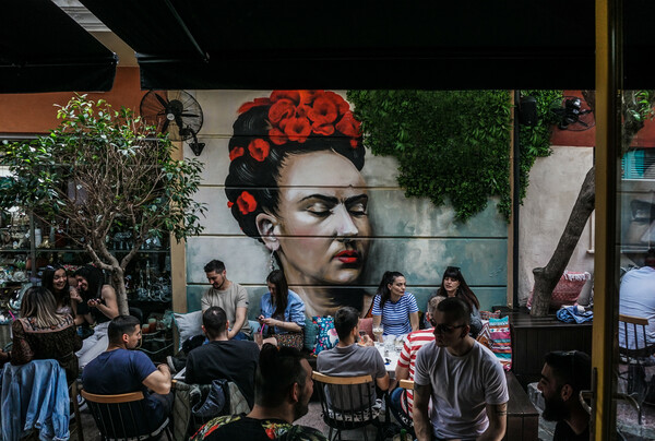 Καφέδες στα τραπέζια: Οι πρώτοι πελάτες στα cafe και τα εστιατόρια (ΕΙΚΟΝΕΣ)