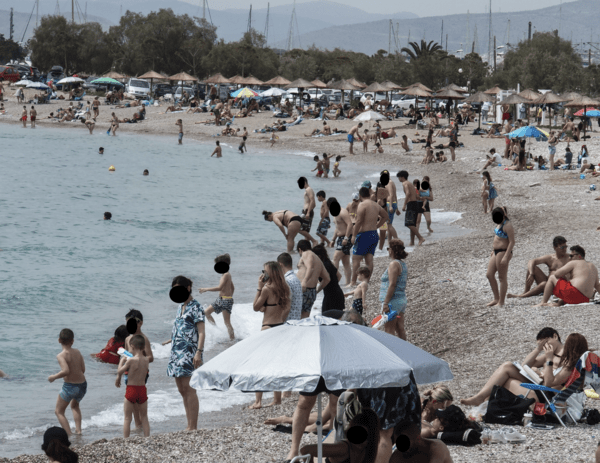 Οι θερινές θερμοκρασίες οδήγησαν τον κόσμο στη θάλασσα: Βουτιές και ηλιοθεραπεία στις παραλίες