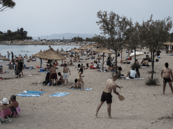 Οι θερινές θερμοκρασίες οδήγησαν τον κόσμο στη θάλασσα: Βουτιές και ηλιοθεραπεία στις παραλίες