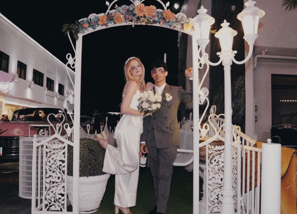 Η Σόφι Τέρνερ ανέβασε ακυκλοφόρητες φωτογραφίες από τον γάμο της στο Λας Βέγκας
