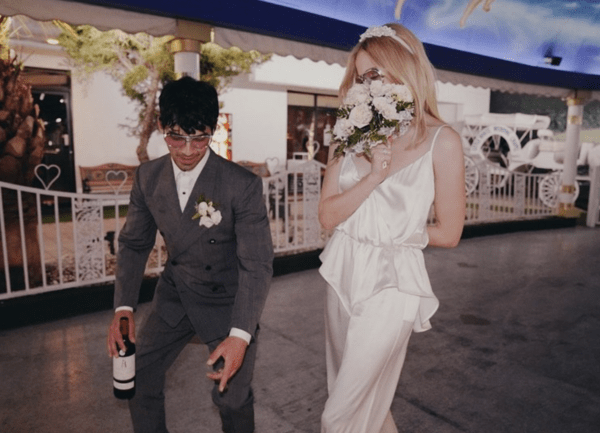 Η Σόφι Τέρνερ ανέβασε ακυκλοφόρητες φωτογραφίες από τον γάμο της στο Λας Βέγκας