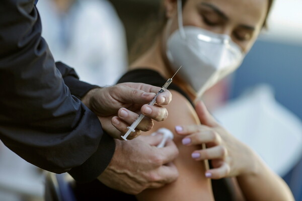 Φον ντερ Λάιεν: Πάνω από 150 εκατ. εμβολιασμοί στην ΕΕ- Αρκετές δόσεις για το 70% των ενηλίκων ως τον Ιούλιο