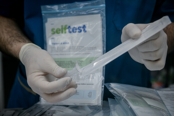 Self tests: Πώς θα διατεθούν τις επόμενες ημέρες σε εκπαιδευτικούς, μαθητές και εργαζόμενους