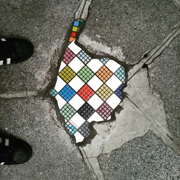 Τέχνη πεζοδρομίου: Ο street artist που «μπαλώνει» ρωγμές και λακούβες με πολύχρωμες ψηφίδες
