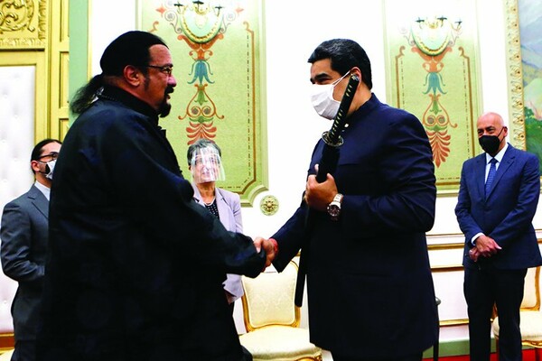 Βενεζουέλα: Ο Στίβεν Σιγκάλ έκανε δώρο ένα σπαθί Σαμουράι στον Μαδούρο και εκείνος έκανε επίδειξη [ΒΙΝΤΕΟ]