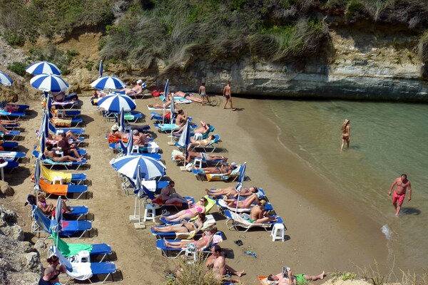 Πότε ανοίγουν οι οργανωμένες παραλίες - Το σχέδιο για ξαπλώστρες και καρέκλες