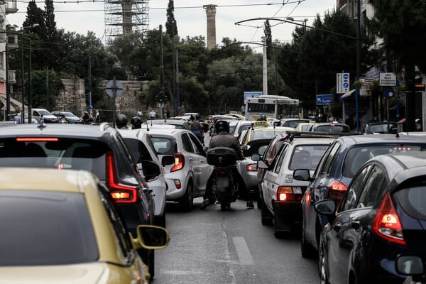 Χάος στους δρόμους λόγω απεργίας στα ΜΜΜ - Πού εντοπίζονται τα περισσότερα προβλήματα