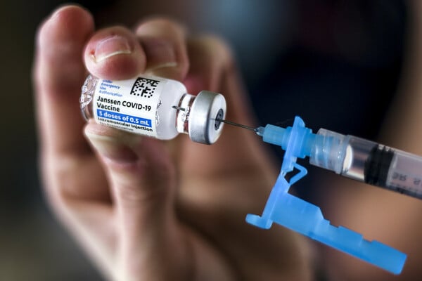 Το λόμπι των φαρμακοβιομηχάνων αντίθετο στην άρση των πατεντών για τα εμβόλια: «Απογοητευτική η στάση των ΗΠΑ»