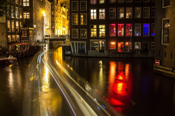 Άμστερνταμ: Σχεδιάζεται η κατασκευή «ερωτικού κέντρου» πέντε ορόφων μακριά από την καρδιά της πόλης 