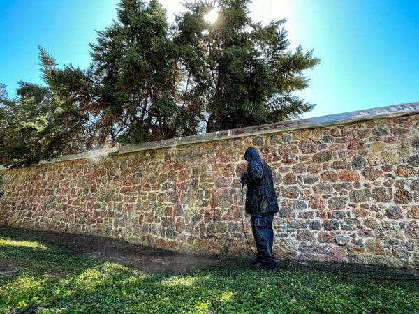 Δήμος Αθηναίων: Αντιγκράφιτι επιχείρηση στον πέτρινο τοίχο της Ερμού 