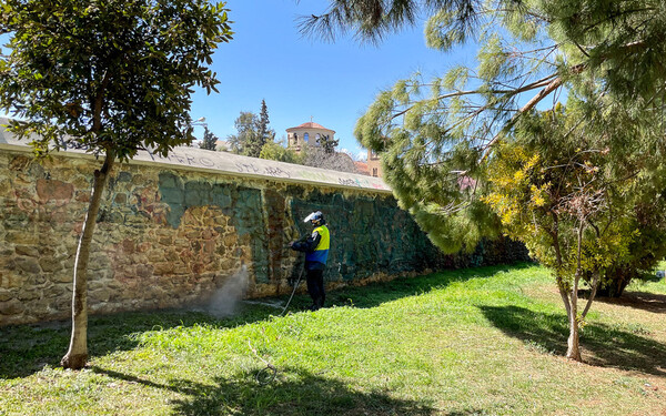 Δήμος Αθηναίων: Αντιγκράφιτι επιχείρηση στον πέτρινο τοίχο της Ερμού 