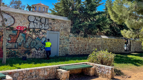 Δήμος Αθηναίων: Αντιγκράφιτι επιχείρηση στον πέτρινο τοίχο της Ερμού 