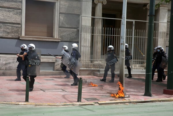 Μολότοφ και χημικά στο κέντρο της Αθήνας 