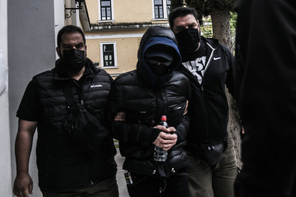 Υπόθεση Φουρθιώτης: Νέο βίντεο με συγκατηγορούμενό του να πυροβολεί με καλάσνικοφ