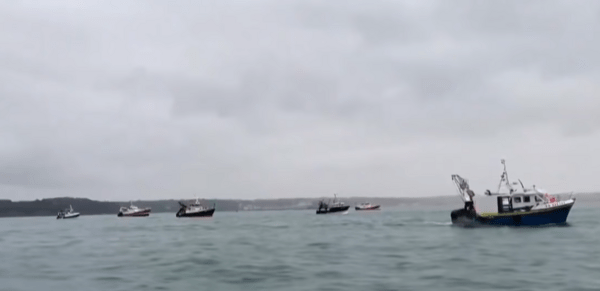 Μάγχη: Έφυγαν οι Γάλλοι ψαράδες, αποχωρούν τα δύο πλοία βρετανικά πολεμικά πλοία