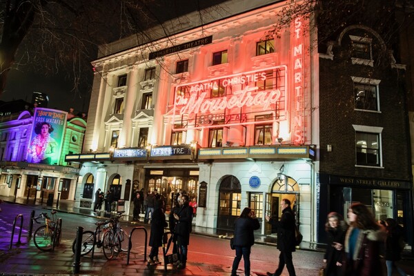 Το Λονδίνο ανοίγει τα θέατρα και η Ποντικοπαγίδα, σύμβολο του θεάτρου, ξαναζωντανεύει